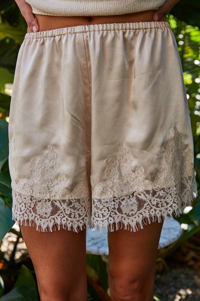 L10046 | Woven Elastic Waist Shorts with Lace Detail